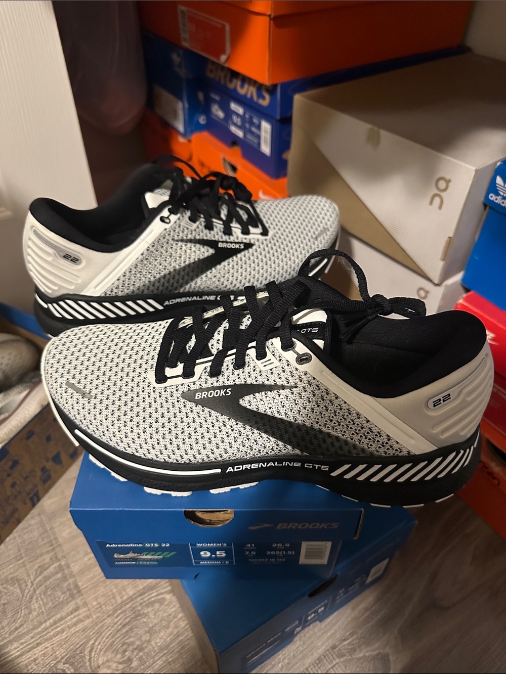 Brooks Adrenaline GTS 22 womens Running Shoes — White and Black